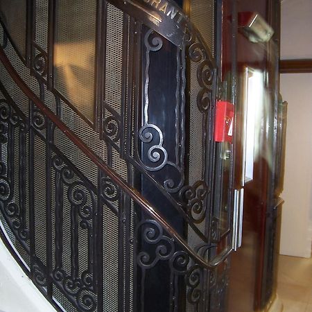 Hotel Manhattan Brussel Bagian luar foto
